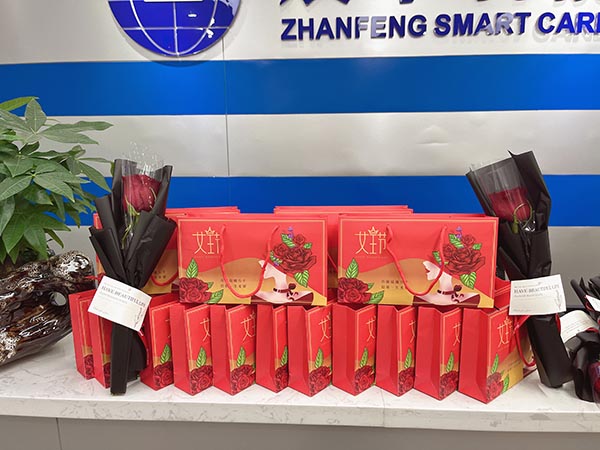 18luck登录入口发放三八妇女节纪念品